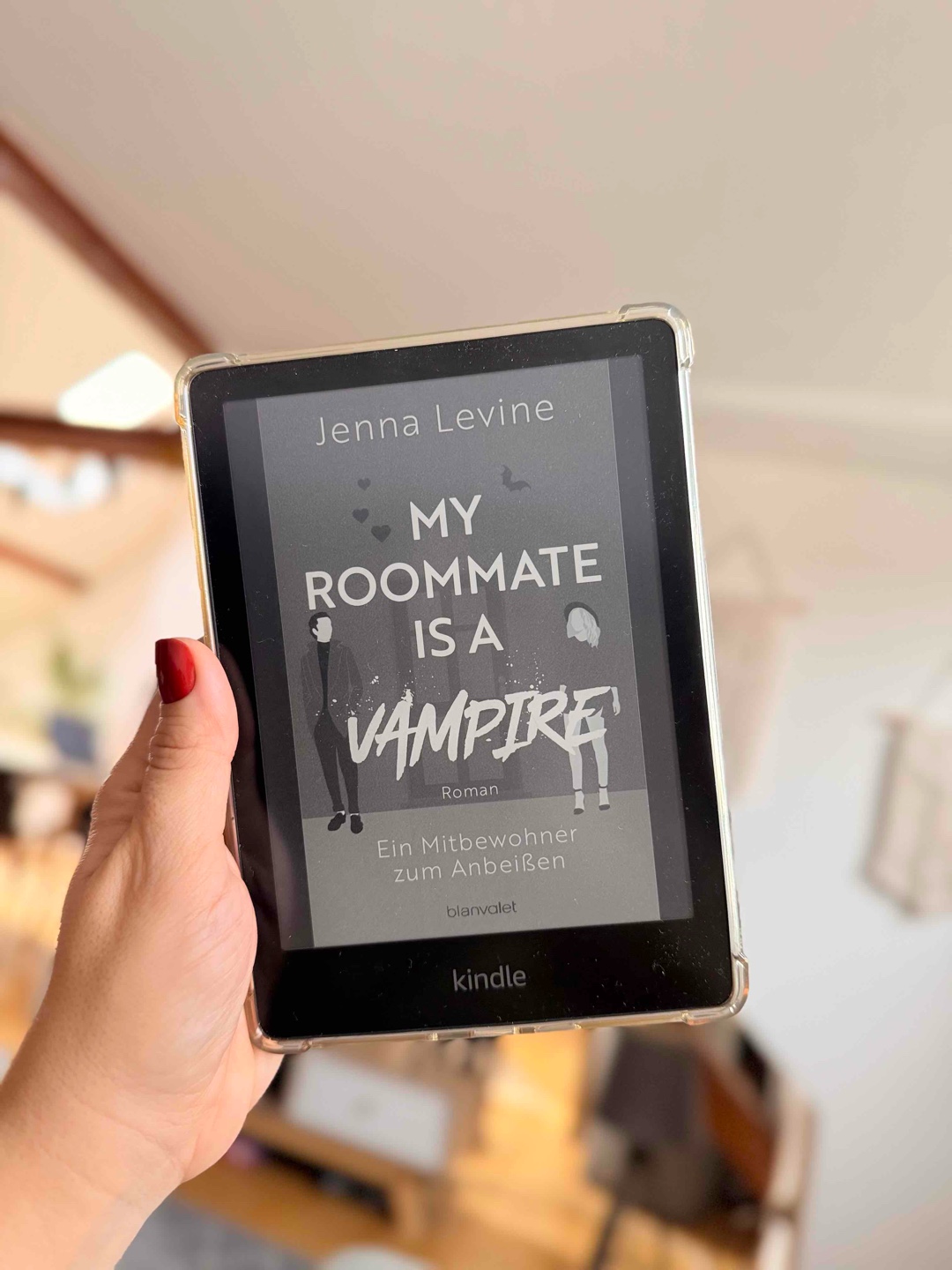 “My Roommate is a Vampire” ist eine süße und lustige Liebesgeschichte mit einer tollen Idee. Cassie freut sich über ihre neue, überraschend günstige Wohnung, bis sie merkt, dass ihr Mitbewohner Frederick ein Vampir ist, der sich in der modernen Welt überhaupt nicht auskennt. Das führt zu vielen witzigen Momenten.
Frederick ist ein echter Gentleman mit altmodischen Manieren, während Cassie mit ihrem Humor und ihrer Tollpatschigkeit für Spaß sorgt. Die beiden harmonieren perfekt, und ihre Liebesgeschichte entwickelt sich langsam, aber mit ganz viel Gefühl.
Das Buch liest sich leicht und macht einfach gute Laune. Insgesamt ist es eine wundervolle, unterhaltsame Geschichte , perfekt für zwischendurch!