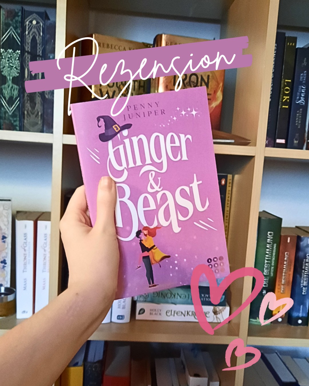 Ginger and Beast Rezension 

⭐️⭐️⭐️✨️

In Ginger and Beast von Penny Juniper geht es um zwei Studenten. Die Protagonistin heißt Ginger und sie ist eine Hexe, nicht nur irgendeine, sondern eine aus einem sehr alten Zirkel. Wegen der Familientradition, in einer bestimmten Studentenverbindung zu sein, steht Ginger sehr unter Druck. Dazu kommt, dass sie ihre Kräfte nicht unter Kontrolle hat. Der Antagonist "Beast Boy", bürgerlich Colin, ist der Campus Bad Boy und trifft auf Ginger, als er diese fast überfährt. Sie kommen sich näher und schließen einen Fake-Dating-Deal. 

