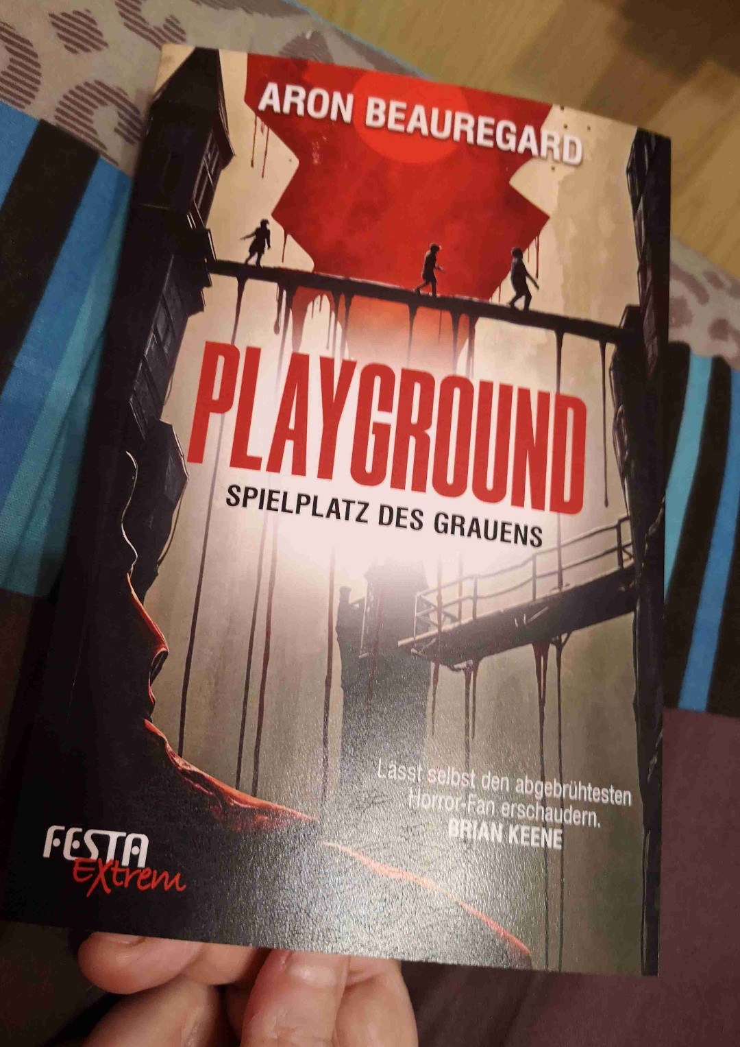 Bitterböse Geschichte um Kinder, die einen supertollen Spielplatz testen sollen, der sich als Todesfalle entpuppt. Und während die Kids bluten, müssen die Eltern hilflos zusehen. Das im Klappentext stehende "Squid Game mit Kindern" trifft es ganz gut, ich würde jedoch behaupten, die blutige Story hat auch einen gewissen "Saw" Anteil. Da es hier explizit um Gewalt gegen Kinder geht, ist das Buch definitiv nicht für jeden geeignet. Extreme Unterhaltung die inhaltlich überzeugt, aber bei der Übersetzung leider ein bisschen schwächelt.