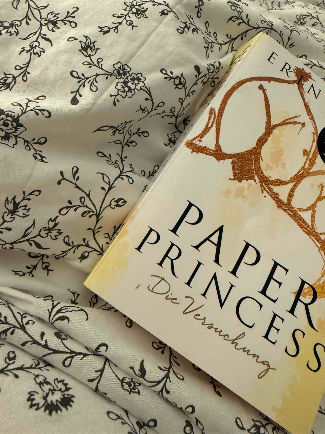 Wow. Das Buch hat mir extrem gut gefallen! Man kam super leicht in die Geschichte rein & hatte einfach ständig Lust weiterzulesen. Ich bin sehr gespannt wie die Geschichte zwischen Ella und den Royals weitergeht & freue mich auf den nächsten Band 💸💔🧑‍🧑‍🧒‍🧒
