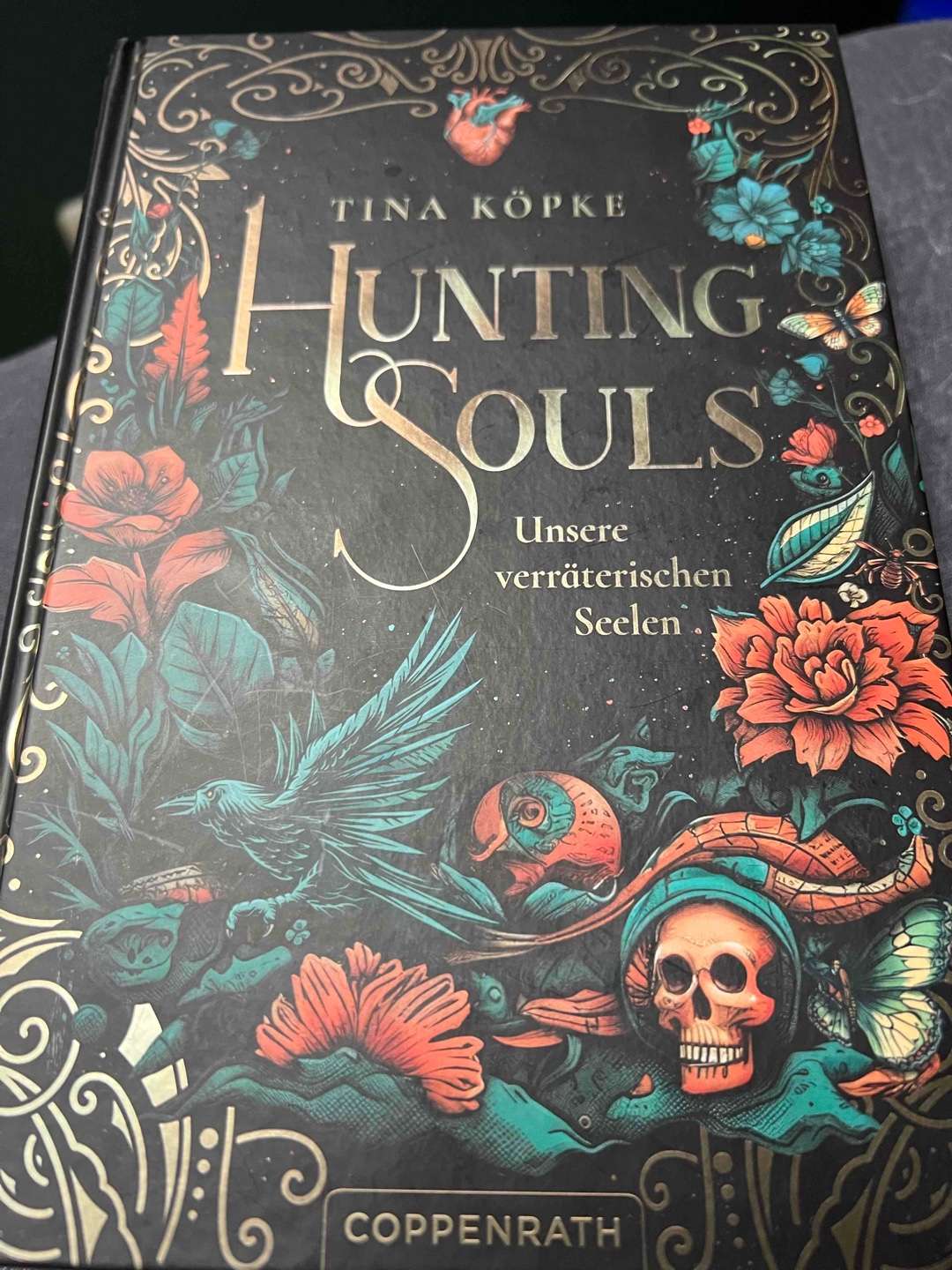 Echt tolles Buch und ich liebe die Addams Family und Supernatural Vibes. Ich empfehle es jedem, der ein gutes süßes Romantasy Buch mag. Kann es kaum erwarten den zweiten Band zu lesen 😊🥰