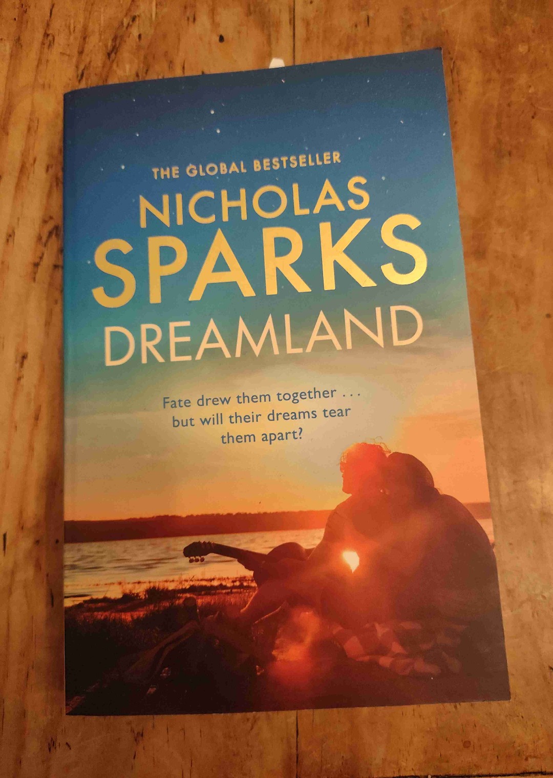 Tatsächlich hab ich mir schwer getan mit dem Buch. Eigentlich bin ich ein absoluter Nicholas Sparks Fan, aber irgendwie hab ich den Zugang nicht richtig gefunden. Letztendlich war es eine gute Story, aber entgegen meiner früheren Erfahrungen beim Lesen seiner Bücher ist kein einziges Tränchen geflossen und ich hab echt lang gebraucht, um die Geschichte als Ganze zu kapieren.