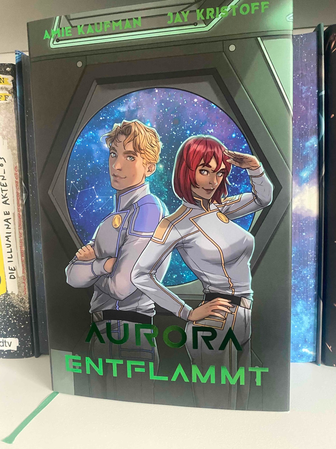 Im zweiten Band konnte ich dem ganzen besser folgen, auch die Protagonisten sind mir sympathischer geworden. Eine interessante Geschichte, aber trotzdem für mich nicht so fesselnd wie die Illuminae Akten. 
Trotz allem gefällt mir der Humor und auch der Schreibstil, die Autoren sind einfach ne Nummer für sich. 
Empfehlenswert! 💚