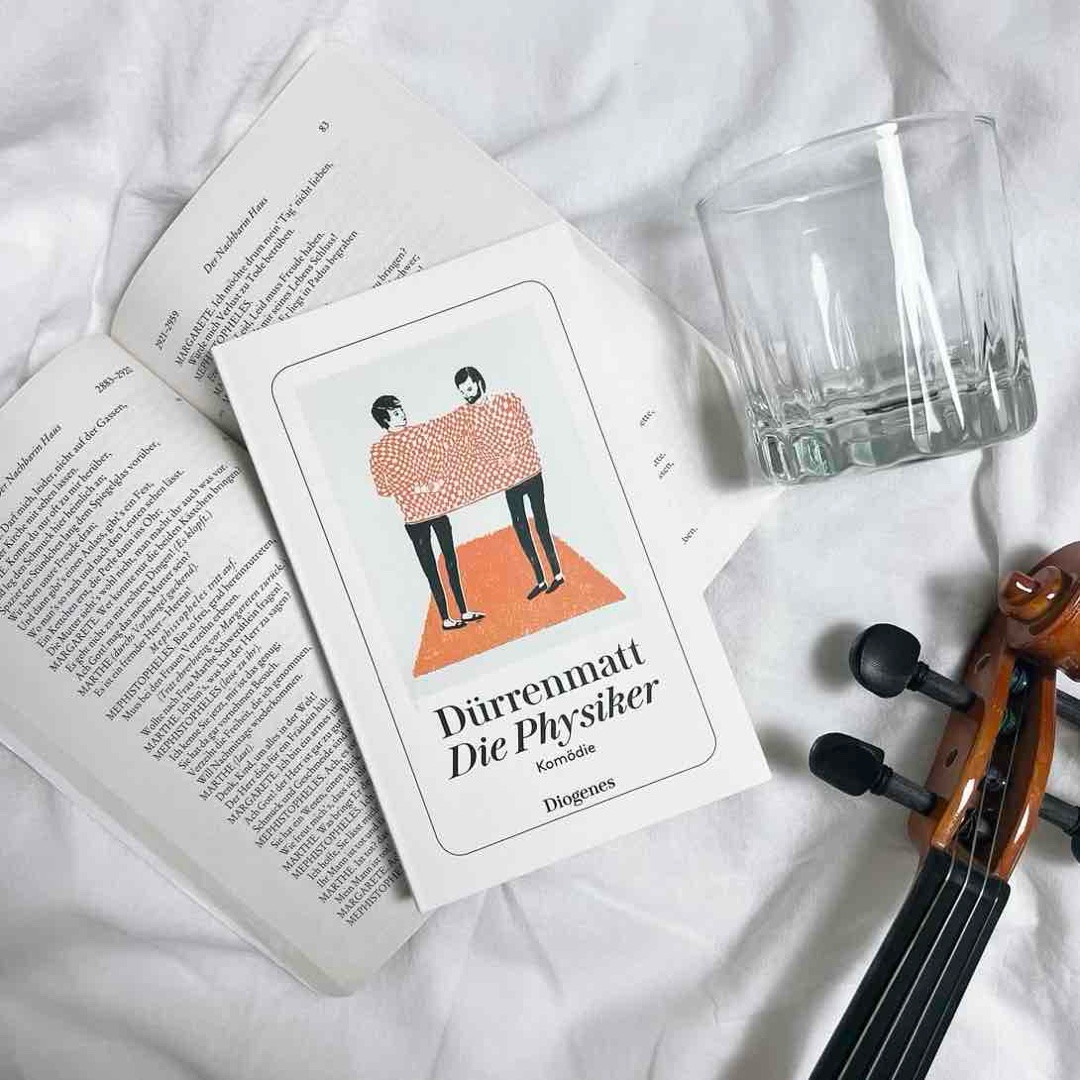 𝘋𝘪𝘦 𝘗𝘩𝘺𝘴𝘪𝘬𝘦𝘳 hat mich überrascht. Ich empfehle es allen, die sich für tiefgründige Theaterstücke interessieren, die humorvoll und zugleich kritisch sind.
