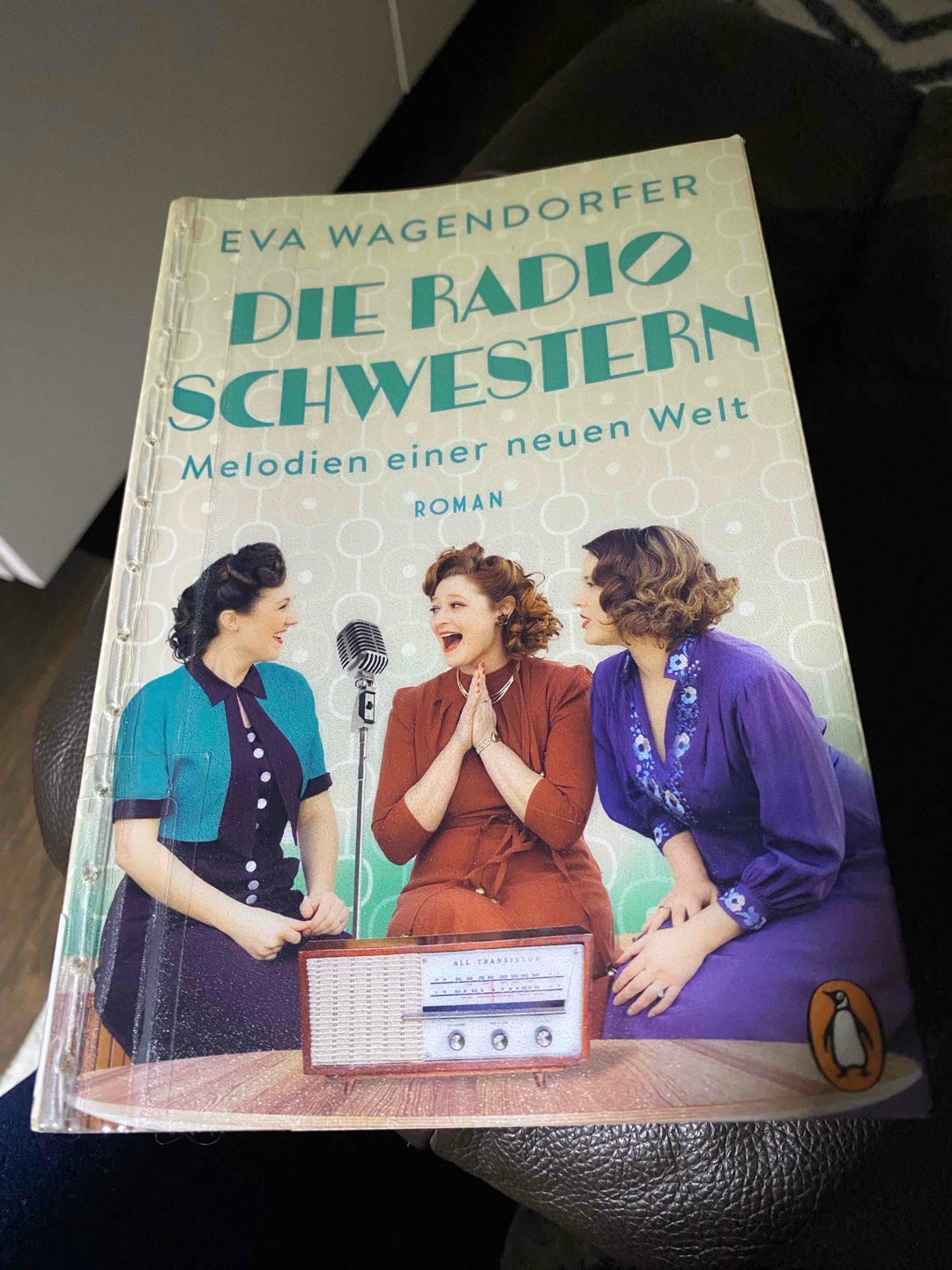 Der zweite Teil der Trilogie führt uns durch das Frankfurt der Nachkriegszeit und zeigt, wie es weitergeht mit den Freundinnen Gesa, Inge und Margot. Er zeigt, unter welchen Bedingungen die Menschen damals leben mussten und wieviel Kraft sie brauchten Deutschland wieder aufzubauen. Die drei Protagonistinnen trugen dazu bei, den Hessischen Rundfunk zu etablieren. Alles ist spannend und neu und vieles muss improvisiert werden. Und dabei muss Arbeit und Familie unter einen Hut gebracht werden, was in einer männerdominierten Zeit wahrlich ein Kraftakt war.
Sehr gut recherchiert und so packend geschrieben, dass ich das Buch in kürzester Zeit durchgelesen hatte. Der dritte Teil wartet schon.