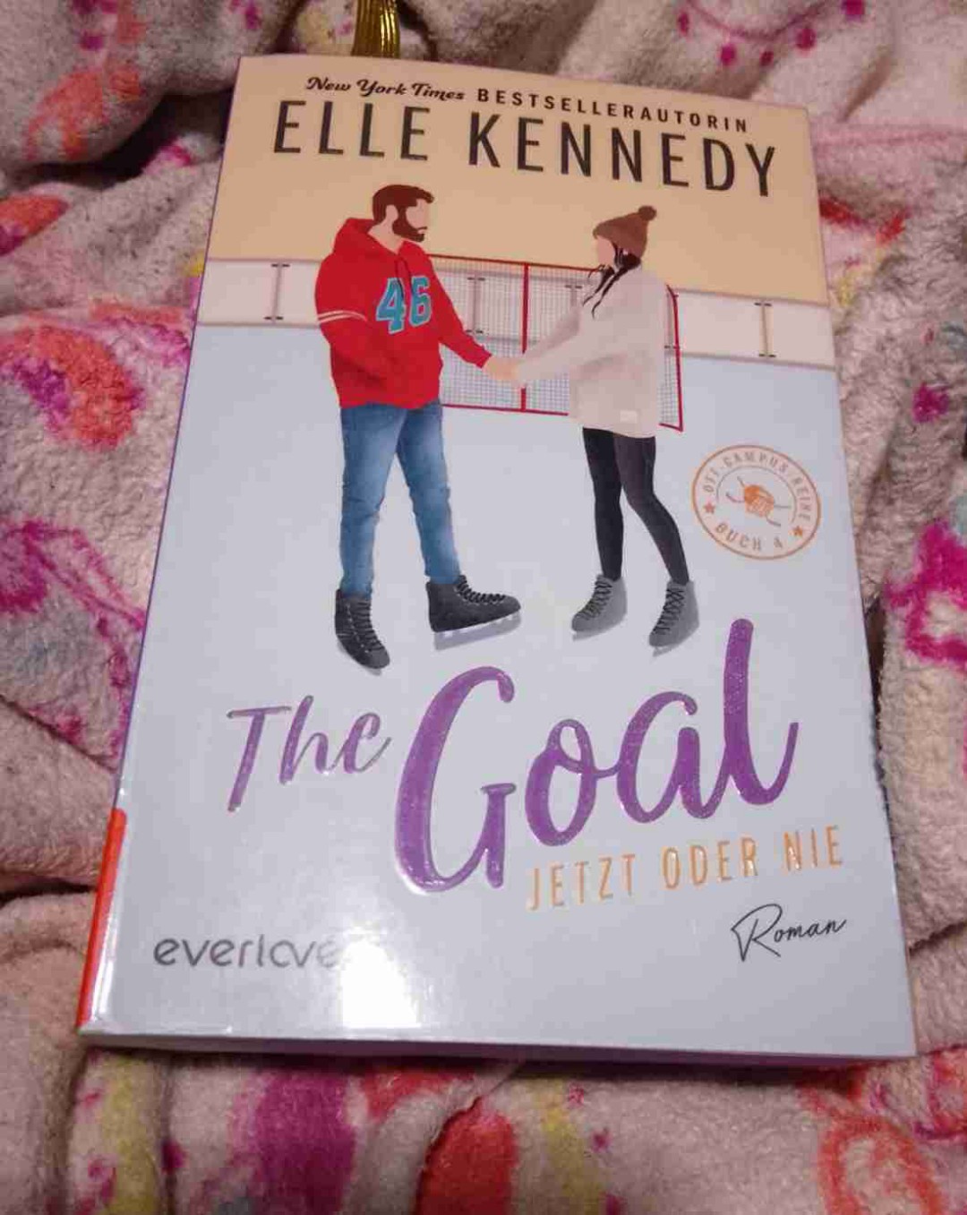 Auch der vierte band der Off Campus Reihe hat mir sehr gut gefallen. Auch wenn Sabrina James in den Buch schwanger wurde und ein Kind bekam. Es hat mir nichts ausgemacht. Denn mir egal ob ein Buch ein pregnancy Trope hat oder nicht. Solche Bücher lese ich auch ganz gerne. Mir hat alles in dem Buch gefallen, nur den Stiefvater von Sabrina James mochte ich gar nicht. Ein totaler widerling. Ich empfehle die Reihe weiter.