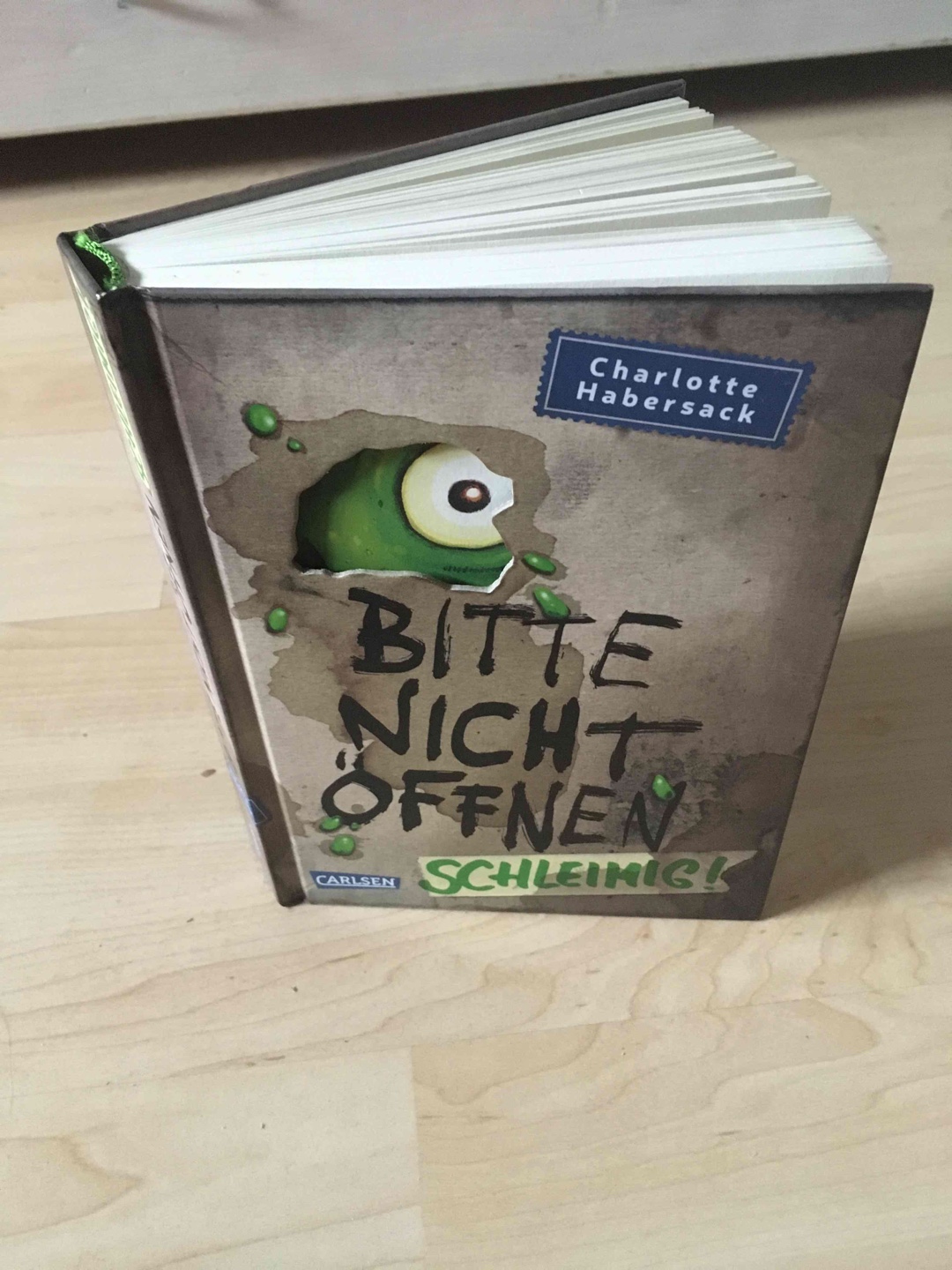 Echt super tolles Buch. Wieder mal etwas was mich komplett überzeugt den ersten Teil hab ich leider nicht gelesen aber der zweite hat mich schon komplett überzeugt ich werde auf jeden Fall die weiteren Teile noch lesen. Ich finde die Schreibweise auch echt cool.Und dieser Empfänger an niemanden wo der Pfeffer wächst am a***h der Welt das finde ich schon echt cool￼.￼
