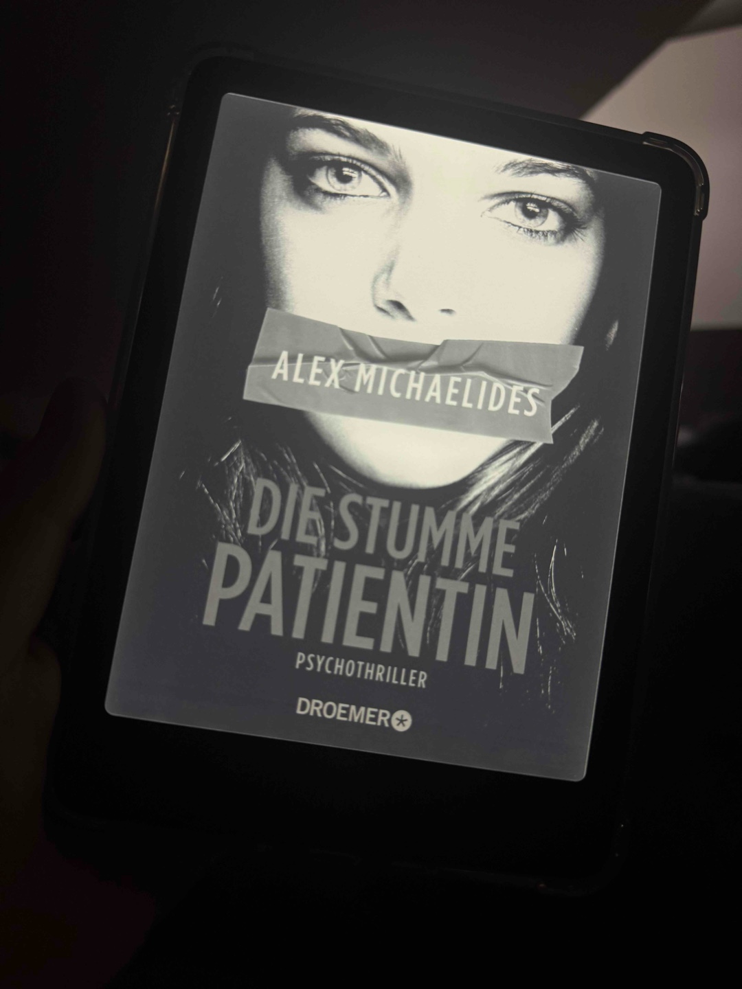 „Die stumme Patientin“ von Alex Michaelides ist ein gut durchdachter Psychothriller mit einem starken Plot-Twist am Ende. 🧩🔪 Die Geschichte braucht eine Weile, um an Spannung zu gewinnen, aber der flüssige Schreibstil und die emotionale Ebene machen das Lesen angenehm. Für mich war der Anfang etwas zäh, aber das Finale hat es definitiv rausgerissen!