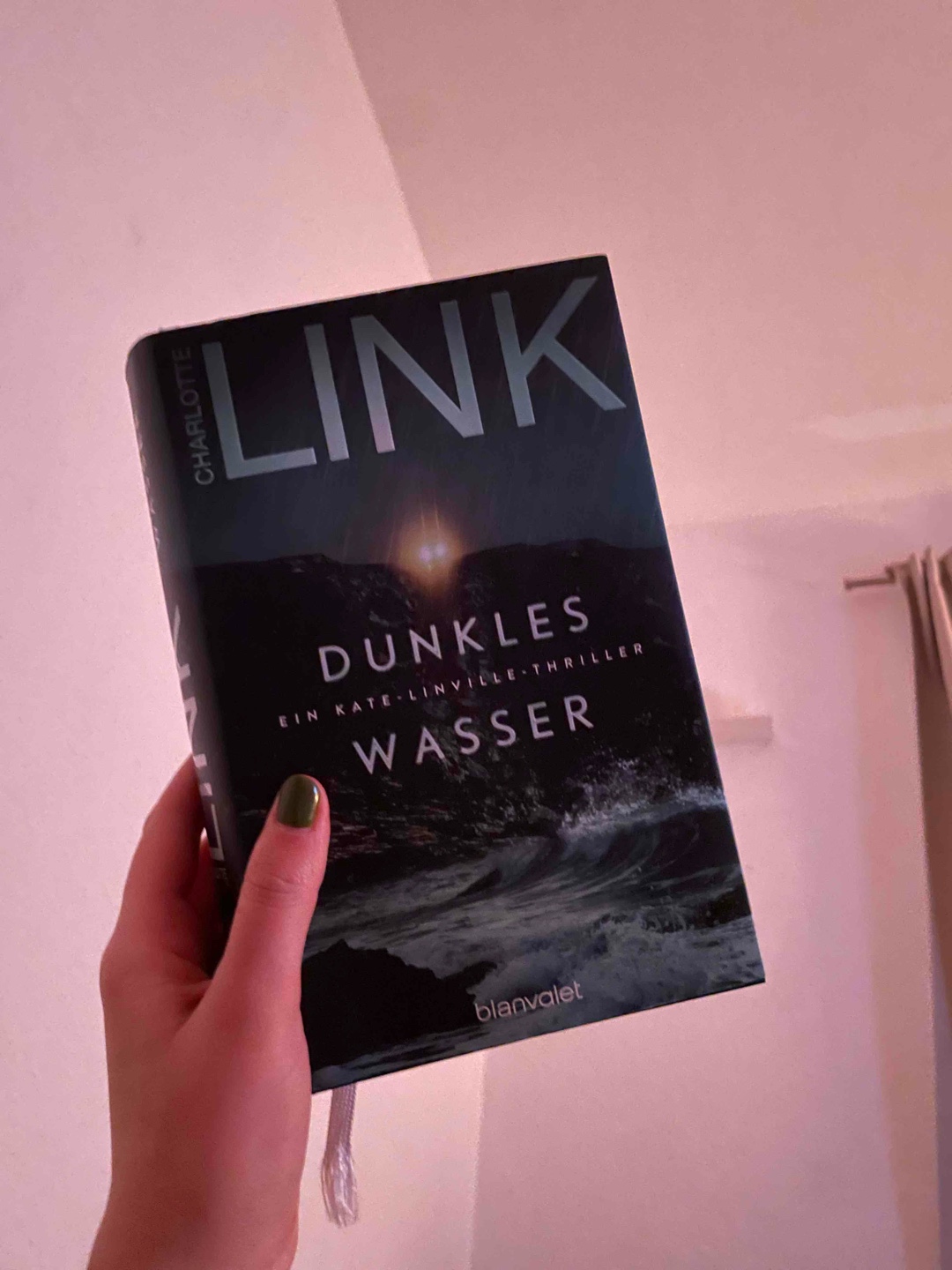 Schüttelt einen durch und lässt einen atemlos zurück – spannend, überraschend und absolut fesselnd.
