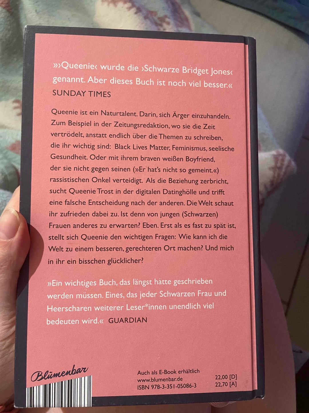 Ein Buch, dass mit viel Humor so viele wichtige und ernste Themen anspricht. Das erste Drittel hat sich etwas gezogen, dann konnte ich es kaum aus der Hand legen.