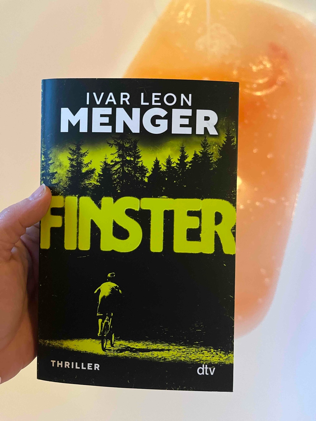 Spannender und sehr düsterer Thriller mit 80er Jahre Feeling. 