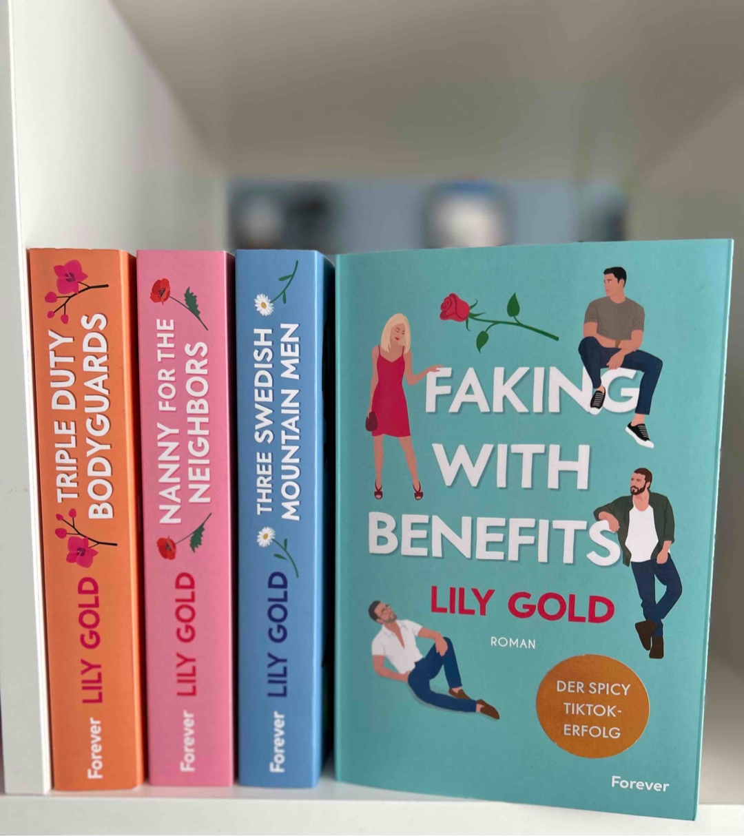 Lily Gold 4/4 ☑️
Für mich persönlich das schwächste Buch aus der Reihe. Der Fake Dating Trope sagt mir persönlich aber leider auch gar nicht zu, hab es aber trotzdem gelesen weil die restlichen 3 Bücher mir wirklich so gut gefallen haben 😍
Fand es hier von allem leider to much, gefühlt noch mehr 🌶️ als in den restlichen 3 Büchern, für mich ist die Geschichte trotz einem tiefgründigen Thema irgendwie vor sich hingeplätschert und war einfach da, hat aber keinen Spaß beim lesen gemacht.
Persönliche Ranking:
🥇Three Swedish Mountain Man
🥈 Nanny for the Neighbours & Triple Duty Bodyguards
🥉 Faking with Benefits