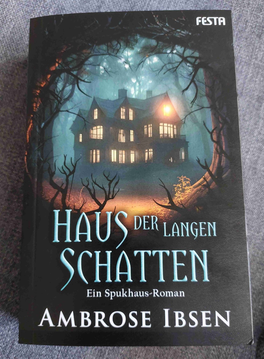 Kurzweiliger Spukhaus-Roman, bei dem es mir ein wenig an Spannung fehlte.....