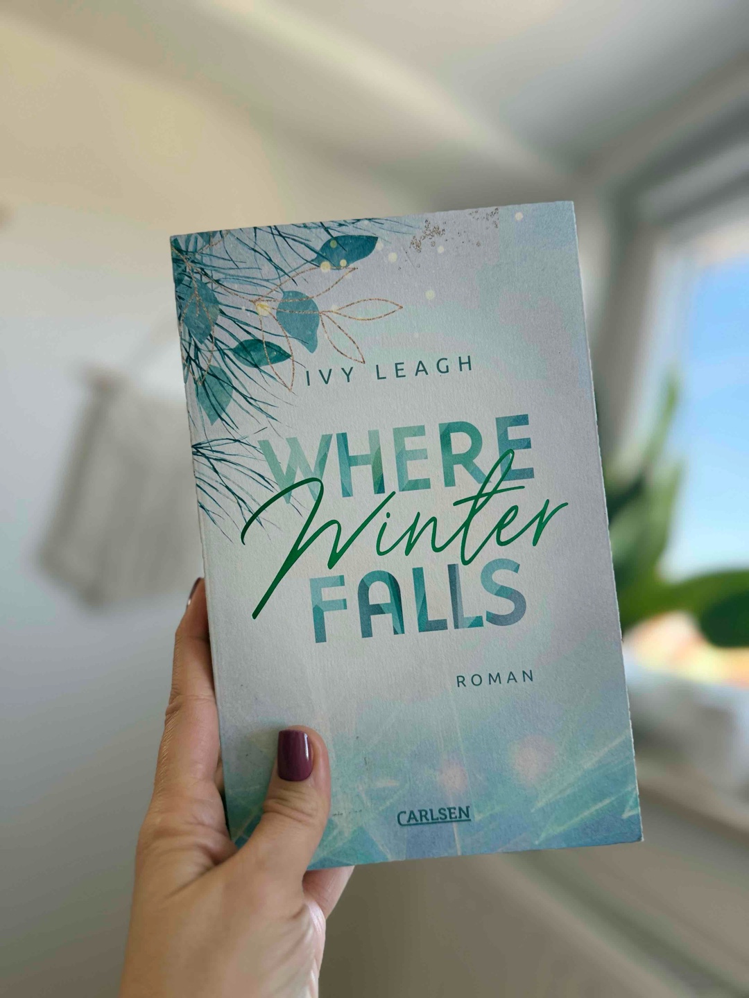 Leider nicht meins
Die Idee hinter „Where Winter Falls“ klang richtig gut. Eine Erzieherin und ein Polizist als Liebespaar? Das hat mich neugierig gemacht! Leider konnte mich die Geschichte aber nicht packen. Ich bin mit Ella und Otis nicht warm geworden, sie waren mir einfach nicht sympathisch. Zwischen ihnen habe ich auch keine richtige Chemie gespürt und ihre Liebe hat sich für mich nicht echt angefühlt. Ich konnte nicht nachvollziehen, warum sie sich ineinander verliebt haben. Zusätzlich hatte ich oft das Gefühl, dass mir wichtiges Vorwissen fehlt. Obwohl gesagt wird, dass man „Where Summer Stays“ (Band 1) nicht gelesen haben muss, gibt es viele Anspielungen, die nicht erklärt werden. Ich wusste nicht, wer Charly und Levy sind oder warum Otis mit Levy zerstritten war. Ihre Versöhnung fand ich ziemlich cringe.
Schade, aber für mich hat das Buch einfach nicht funktioniert.