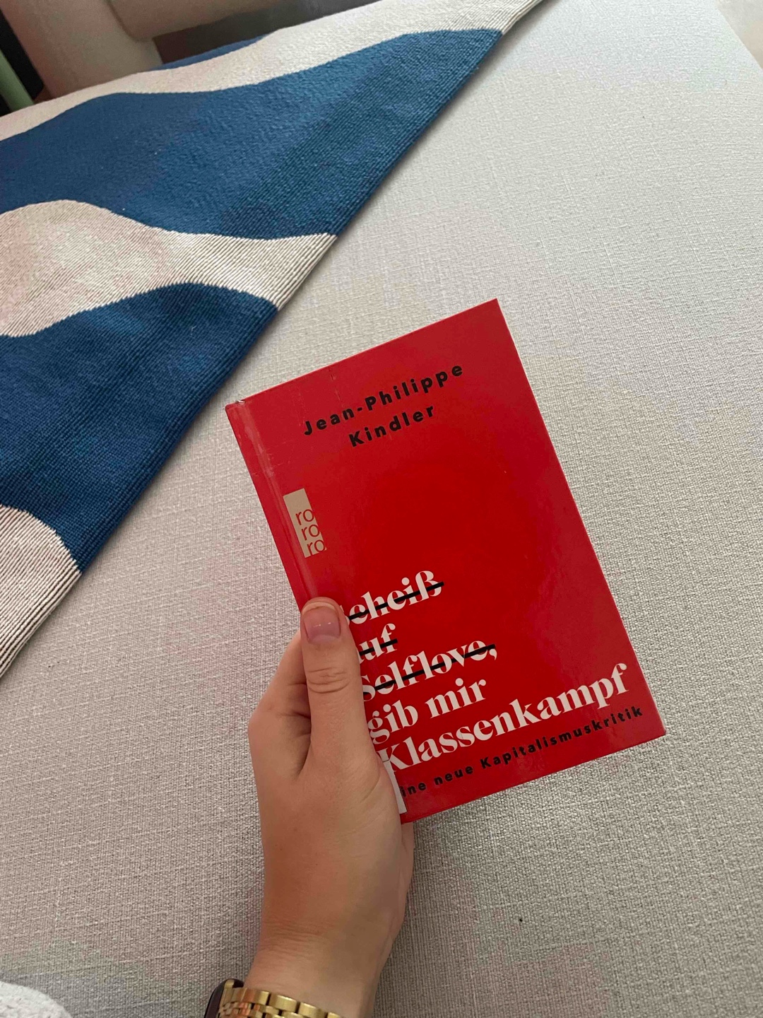 Ein Buch welches von jeder*m gelesen sollte, ganz besonders für alle die sich in linken Kreisen bewegen zeigt es wertvolle Impulse und berechtigte Kritik an der (deutschen) Linken Politik auf