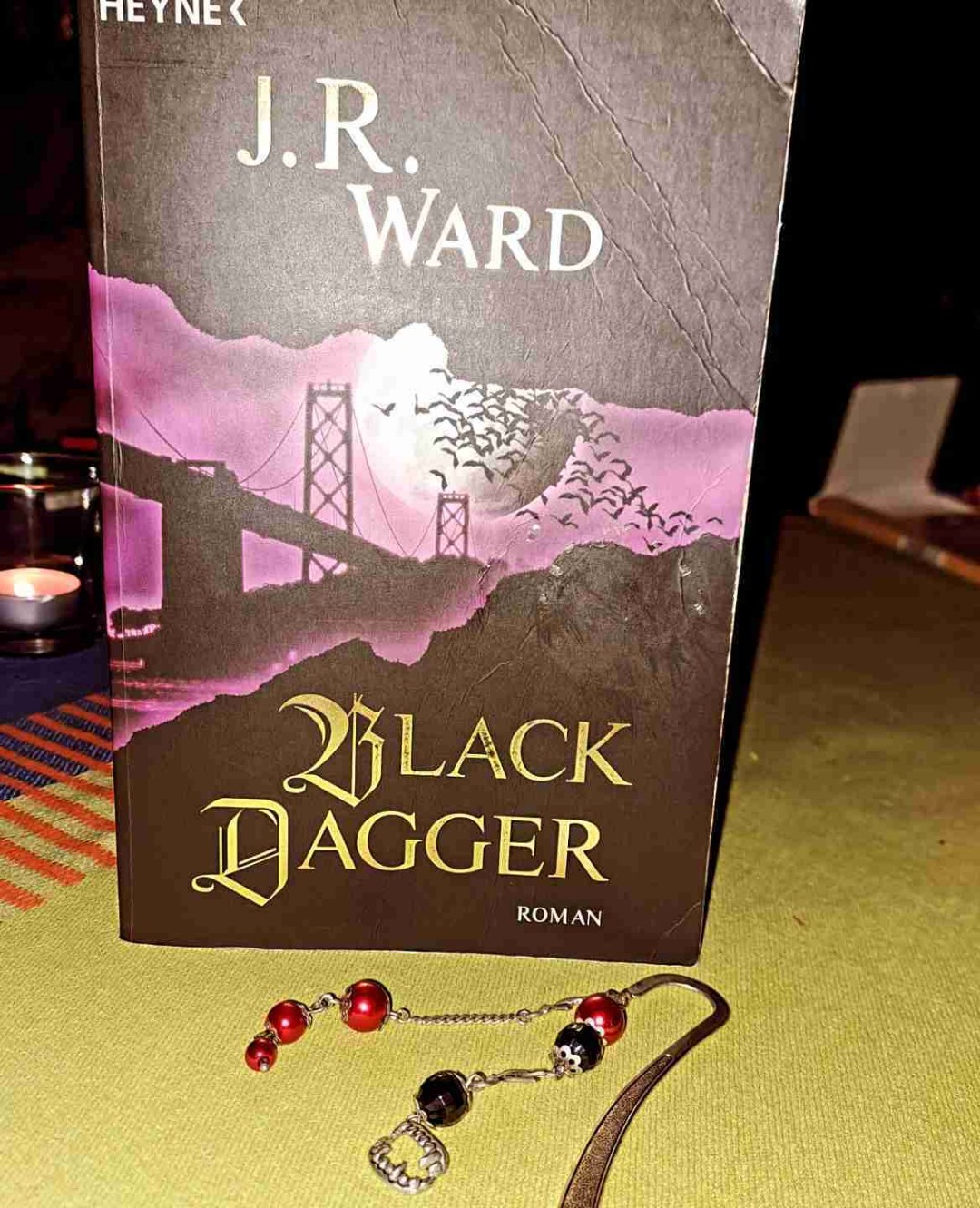 Wie alles begann...
Hach, auch im Reread hats mich gleich eieder erwischt 🥰
Lange, bevor alle möglichen Bücher "spicy" sind, waren die seksi Black-Dagger Jungs schon da und haben nicht nur mich atemlos werden lassen.
Es war so toll, jetzt noch mal den Anfang zwischen Beth und Wrath mitzuerleben... undich freu mich, dass noch weitere Teile in meiner ganz eigenen Challenge auf mich warten!