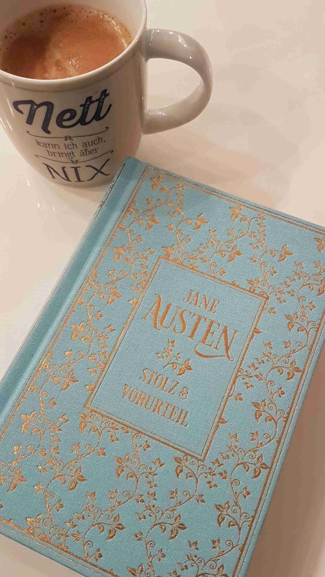 Ich wollte die Geschichte von Miss Bennett und Mr. Darcy schön lange lesen. In vielen Büchern die ich gelesen habe, würde die Geschichte der beiden immer wieder erwähnt. Genau deshalb hatte ich es mir anders vorgestellt. Mit sehr viel mehr Liebe und vielleicht auch etwas düsternis.  Trotzdem war die Geschichte über die beiden schön zu lesen. Manchmal war es ein bisschen schwer wieder rein zu kommen, was aber an der damaligen Sprache lag und ich mich zwischendurch einfach zu sehr über die Denkweise der Frauen und auch Männer aufgeregt habe. Aber naja so war das damals eben. Das Ende fand ich recht plötzlich.  Es war schön nochmal zu lesen, wie es verschiedenen Beteiligtend erging aber alles war zu schnell vorbei. 