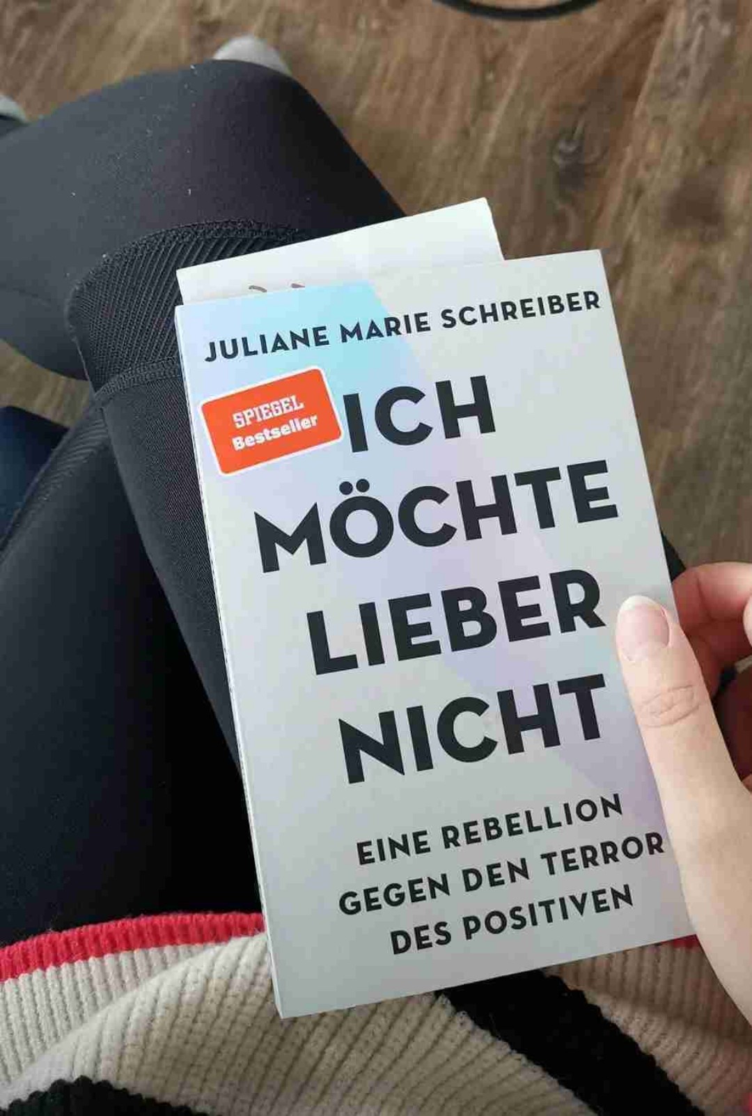 Gerade in unserer heutigen Gesellschaft, in der Social Media ein perfektes, glückliches Leben vorgaukelt und uns subtil dazu drängt, immer „mehr“ zu sein, ist das Buch ein wertvoller Gegenpol.