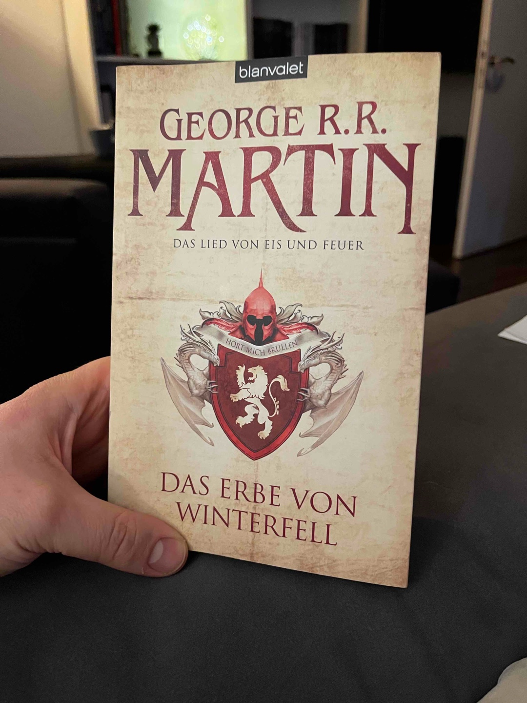 Tolles Geschichte rund um den Eisernen Thron.
Nur der Teil rund um das Haus Targaryen hat mich leider gelangweilt.
