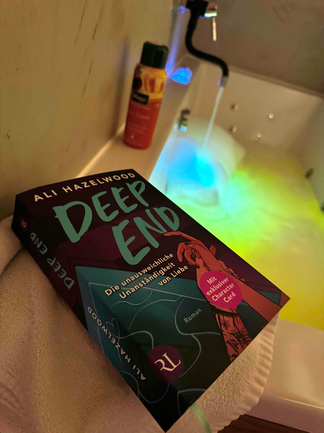 Ein kinky Ali Hazelwood - es ist ein Auto-buy wenn sie ein Buch rausbringt und bis jetzt wurde ich nicht enttäuscht - wobei ich gestehe, dass mir ggfl. Ihre anderen Bücher einen Mü mehr gefallen, aber nur einen klitzekleinen Mü