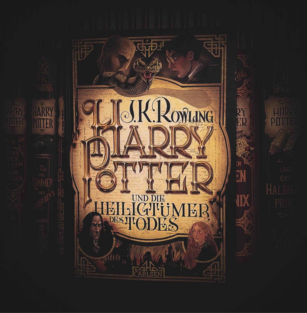 The End – Harry Potter und die Heiligtümer des Todes ist nicht mein Favorit. Vor allem, weil (Achtung, Spoiler) selbst im Buch nie wirklich erklärt wird, wie genau die Horkruxe hergestellt werden – es wird immer nur vage um das Thema herumgeredet.
Und warum nennt Harry Molly Weasley nach über sechs Jahren immer noch «Mrs. Weasley»?
Und dann bleibt da noch eine der grossen, ungelösten Fragen: Gibt es Schrumpfhörnige Schnarchkackler nun wirklich oder nicht? 🧐