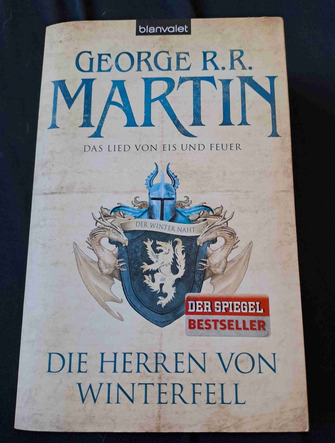 Die Serie schon keine Ahnung wie viele Male gesehen, gerade Staffel 1. Das Buch beim ersten Mal lesen vor vielen Jahren abgebrochen, aber jetzt ist es beendet.
