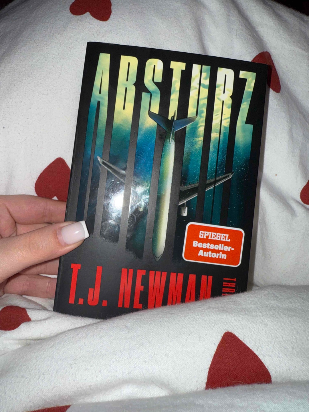 Mal was anderes. Ein gutes Buch, für mich aber kein Thriller. Könnte es mir gut als Film vorstellen, da es mir irgendwie bekannt vorkam. Sehr gut geschrieben, manchmal etwas schwer nachzuvollziehen, wenn man sich nicht wirklich mit Flugzeugen etc. auskennt. Dennoch ein spannendes Buch 🛩️🌊⛑️