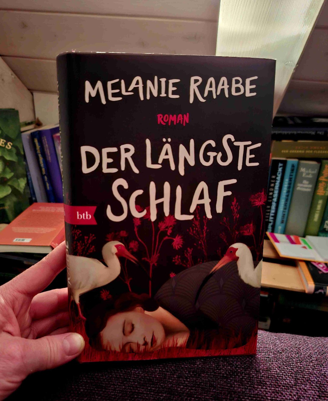 Ich bin sprachlos. Erschüttert, überwältigt, platt. "Der längste Schlaf" hat mich die letzten hundert Seiten sosehr mitgenommen, dass ich jetzt, unmittelbar nach dem Beenden des Buches, auf meinem Sofa sitze und mich weigere, mich in meine reale Lebenswelt zurück zu begeben.
Das Niederschreiben dieses Textes hilft zwar dabei, aber das ist eines der wenigen Bücher, die ich nie mehr vergessen werde, deren Buchstaben, deren Geschichte sich in meine Seele gebrannt haben.
Andere, bessere Worte das Buch zu beschreiben, finde ich beim besten Willen nicht.
LEST ES!!! ❤️