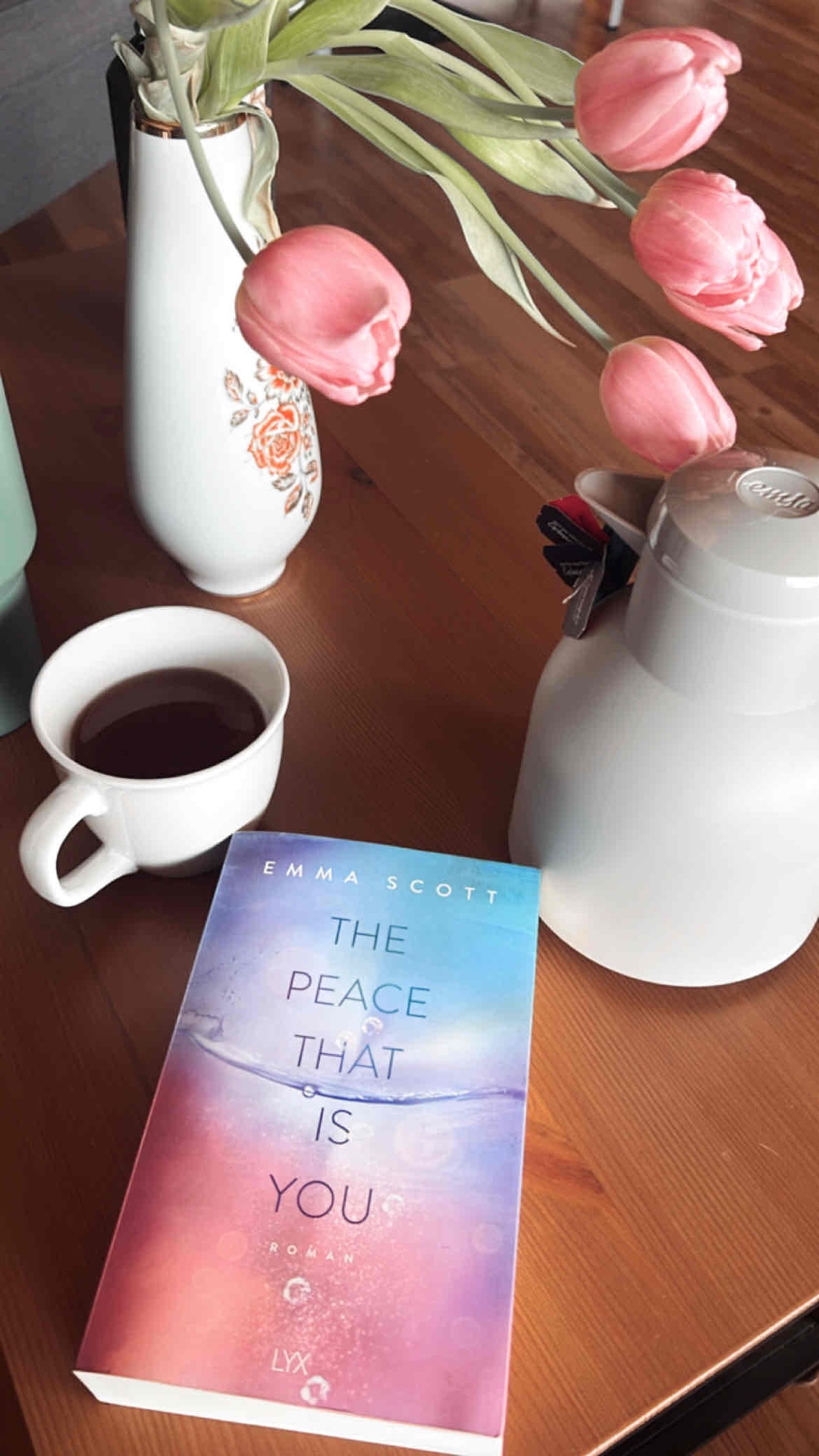 habe gerade dieses wunderwundervolle Buch beendet🥹 es ist einfach eine so wundervolle Geschichte mit vielen learnings und so vielen Dingen die passiert sind. Zwei wundervolle Hauptcharaktere und eine Menge toller Nebencharaktere! Bin absolut geflashed☀️ 