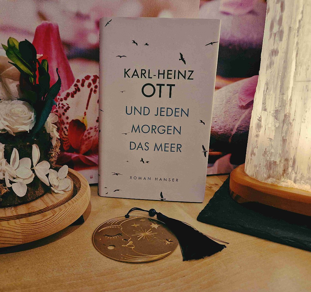 Dass Großmutter sterben könnte, kam ihr als Kind lange nicht in den Sinn. Sie schien schon mit Dutt, schwarzem Kopftuch und gebücktem Gang auf die Welt gekommen, sofern sie überhaupt geboren werden musste. Man war dort, was man war, seit je und für immer, wie in Märchen, wo Stief mütter immer Stiefmütter, Zwerge immer Zwerge und Prinzen immer Prinzen bleiben, auch wenn man sie mitunter in Frösche verwandelt. Sie alle spielten ihre zeitlosen Rollen, gleichgültig was ihnen widerfahren war und noch widerfahren mochte. Nur mit den Bösen nahm es meist ein böses Ende, alle andern lebten fort, wie sie von jeher gelebt hatten, mit mal schlimmeren, mal schöneren Widerfahrnissen.
🌊🌊🌊🌊🌊🌊🌊🌊🌊🌊🌊
