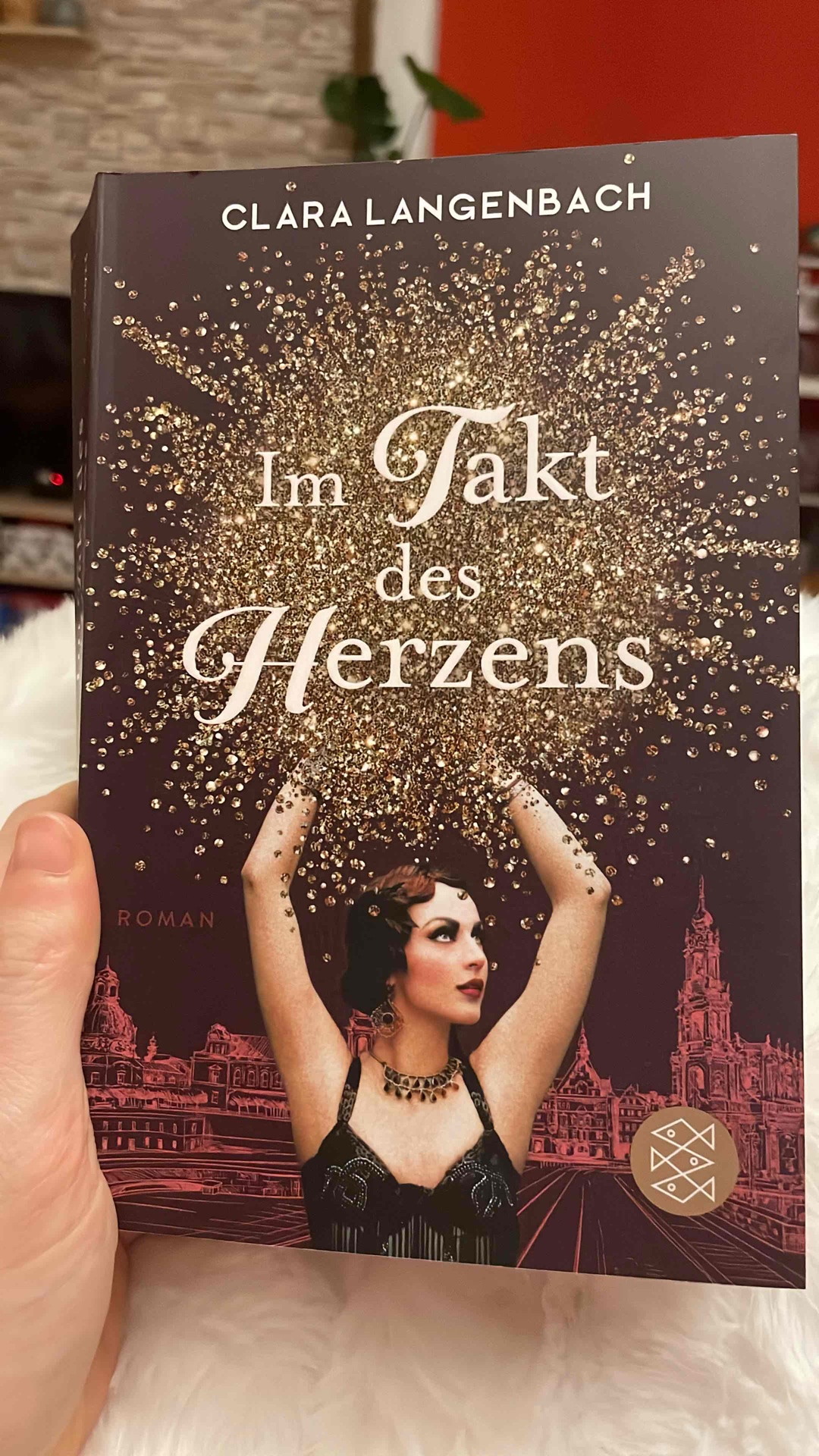 Dieses Buch hat mich von der ersten bis zur letzten Seite verzaubert. Iwa strahlt so viel Kraft und Liebe zum Tanzen aus, dass sie alles dafür tun würde, dass ihre Träume wahr werden. Wenn ich dieses Buch in einem Wort zusammenfassen müsste, wäre es „Menschlichkeit“. Wir haben haben Stärken und Schwächen und dieses Buch zeigt, wie wichtig es ist, für unsere Stärken und unsere Träume zu kämpfen und uns nicht für oder durch andere klein zu halten.
