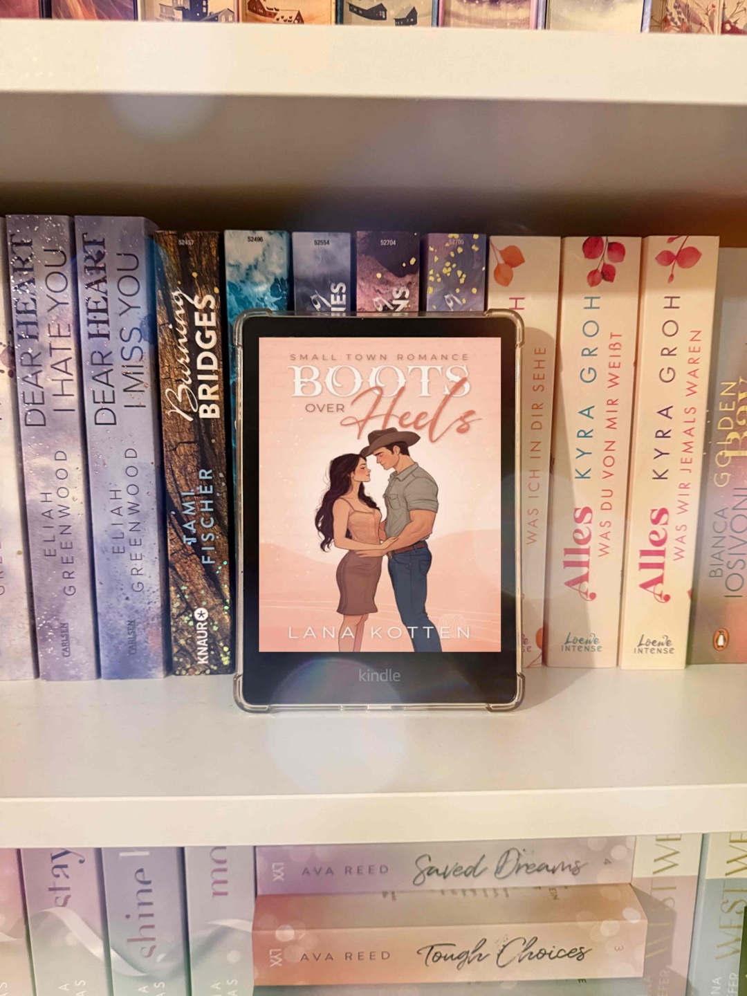 „Boots over Heels“ von Lana Kotten ist eine liebevolle und entspannte Small-Town-Romance, die sich perfekt für einen ruhigen Nachmittag eignet. Die Geschichte erzählt von einer Second-Chance-Love-Story, die ohne großes Drama auskommt und einfach niedlich ist. Die Protagonisten sind sympathisch und die ländliche Atmosphäre trägt zur Wohlfühlstimmung bei. Es gibt keine großen Überraschungen, aber die unaufgeregte Erzählweise sorgt dafür, dass man das Buch gerne in einem Rutsch durchliest.
