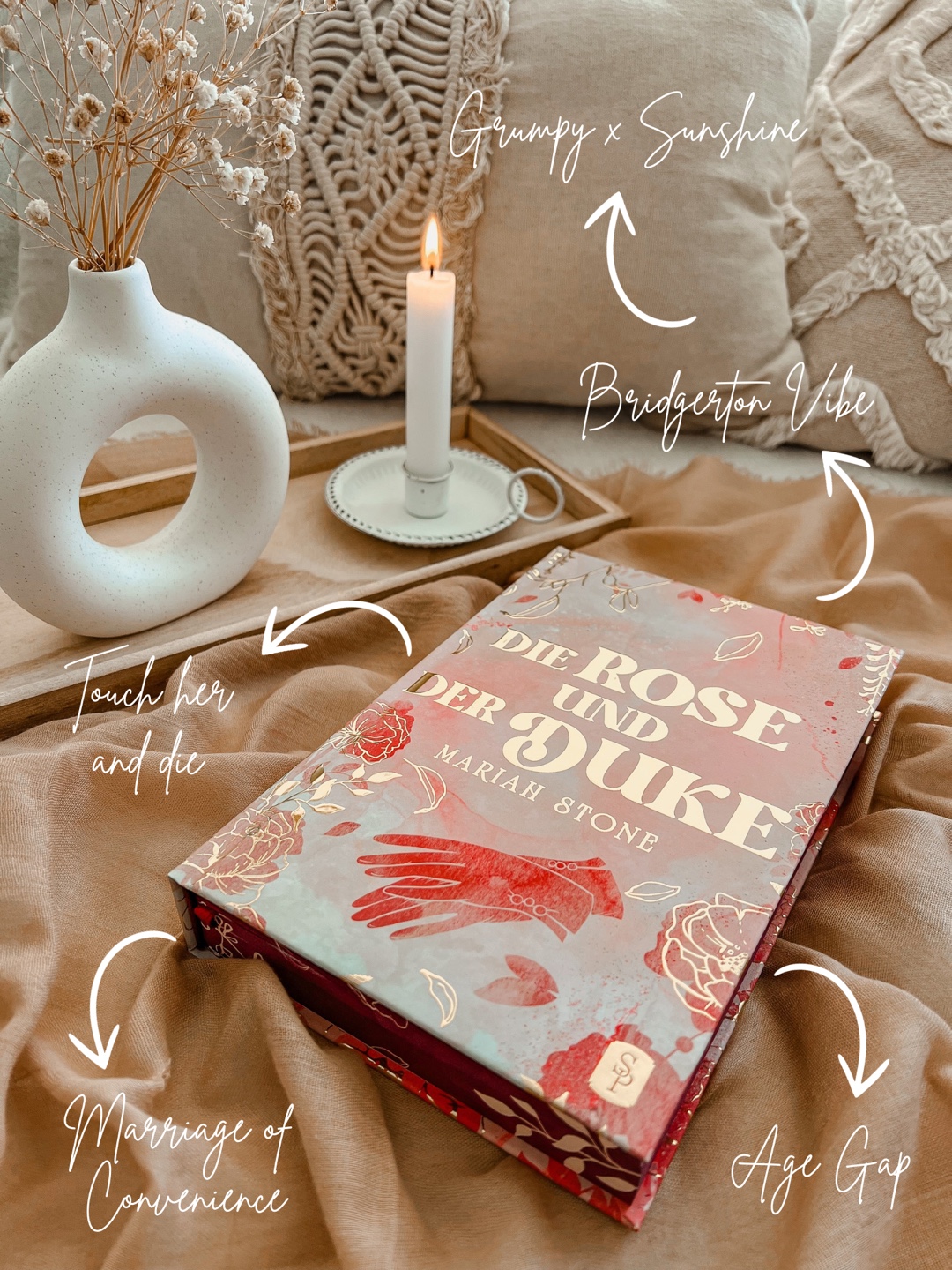 Die Rose and der Duke ist ein gelungener Auftakt und kombiniert interessante Tropes wie Age Gap, Grumpy x Sushine und auch Marriage of Convenience. Die Dynamik zwischen den Protagonisten ist emotional, spannungsgeladen und leidenschaftlich. Die Balance zwischen Romantik, Spannung, historischen Elementen und Charakterentwicklung ist sehr gut ausbalanciert.
.