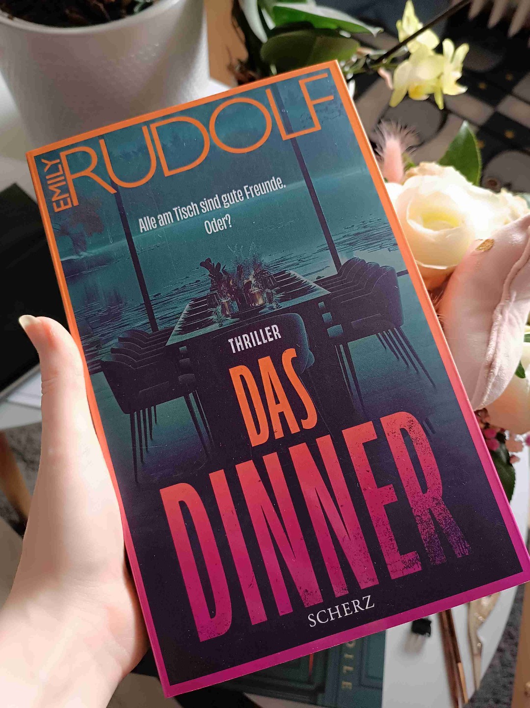 - Spannend bis zum Ende
- wirklich alle Charaktere haben ein Motiv, das man mehr oder weniger nachvollziehen kann.
- starker Drogen und Alkohol Missbrauch, wundere mich das die sich noch an das Festival erinnern konnten. 
- das Buch ist schon anspruchsvoll aber gut vom Schreibstil her