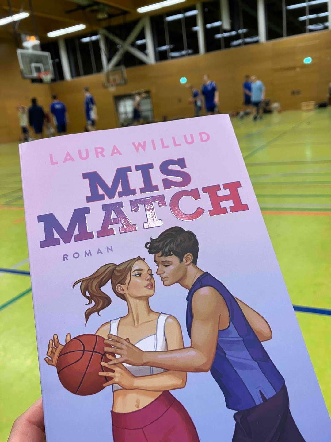 Absolut mega schön zu lesen, tolles Setting, tolle Charaktere und tolle Dynamik zwischen allen! Ich hab’s geliebt! 🥰