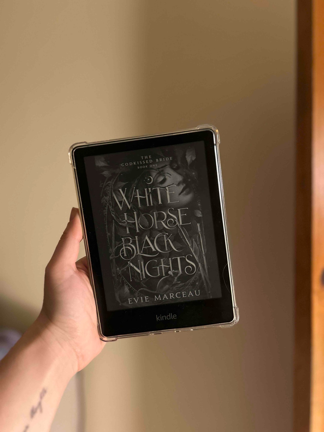 Ich war unfassbar positiv von diesem Buch überrascht, das ich nur durch Zufall gestartet hatte 😳 die Story klingt erstmal etwas abgefahren: High Lord kauft eine Braut und verlangt, dass sie 21 Tage lang nackt zu ihm reitet. Begleitet wird sie von dem grumpy Jäger des Hofes, der der einzige ist, dem der High Lord vertraut. Die Geschichte hat mich von der ersten Seite an in ihren Bann gezogen. Auch die weitere Handlung ist für mich bisher einzigartig und bieten viel Potenzial, wie die Geschichte in den nächsten Bänden weitergehen könnte.