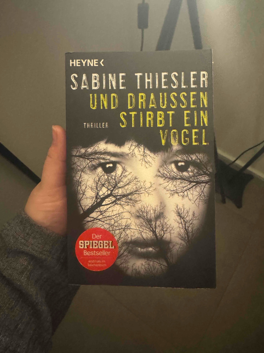 Und draußen stirbt ein Vogel.