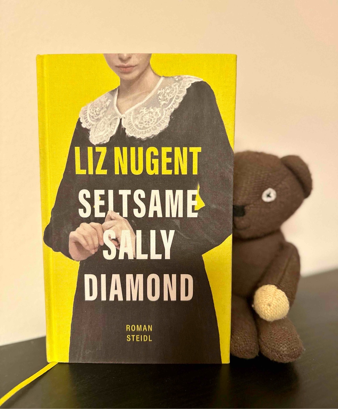 „Als ihr Adoptivater stirbt, tut Sally Diamond genau das, was er ihr aufgetragen hatte und entsorgt seine Leiche mit dem Müll. Ein Fehler, denn plötzlich interessieren sich alle für die seltsame Frau, die am liebsten für sich bleibt: Polizei, Nachbarn, Medien - und eine unheimliche Stimme aus einer Vergangenheit, von der sie nichts mehr weiß. Während sie nach und nach von den schrecklichen Geheimnissen ihrer frühen Kindheit erfährt, nähert sich Sally zum ersten Mal vorsichtig der Welt. Sie übt sich in Vertrauen, schließt Freundschaften, trifft große Entscheidungen und lernt, dass Menschen nicht immer meinen, was sie sagen und nicht immer sind, wer sie vorgeben zu sein.“