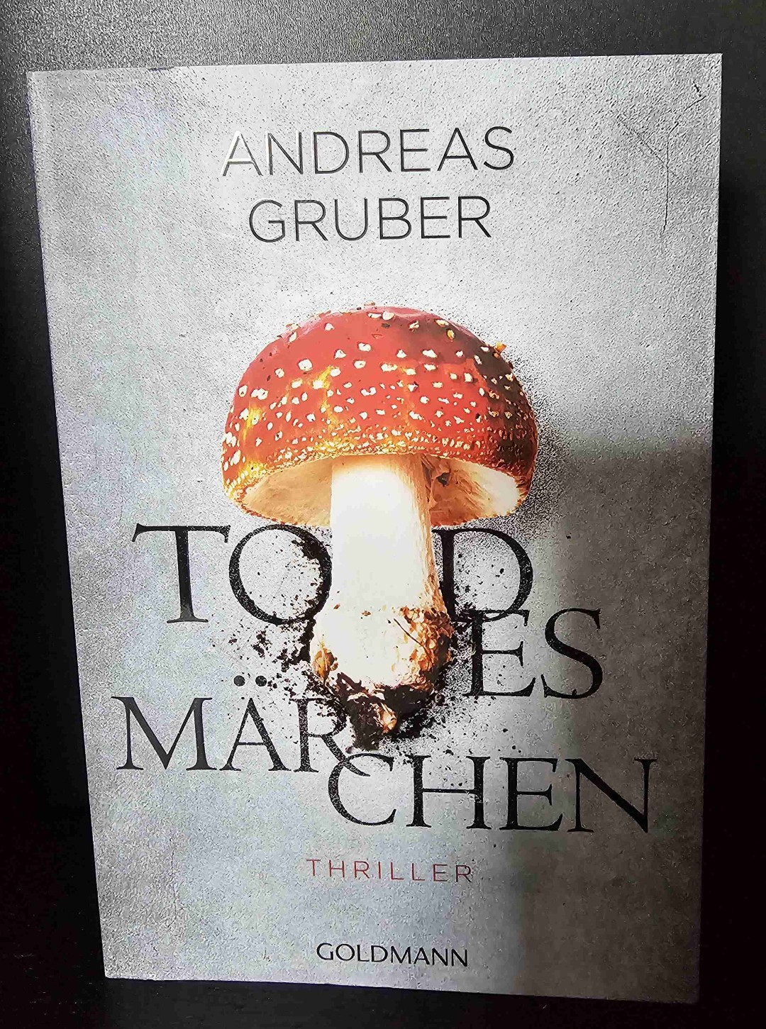 Auch dieses Buch von Andreas Gruber hat mich komplett ΓΌberzeugt π
In Teil 2 wurde schon ΓΌber den womΓΆglich brutalsten Serienkiller einen kleinen Teil angeschnitten, in Teil 3 bekommt man das ganze AusmaΓ zu spΓΌren π³
Noch dΓΌsterer, noch gefΓ€hrlicher. Und es kommen Geheimnisse ans Licht mit diesen ich niemals gerechnet hΓ€tte..
Lasst euch darauf ein aber Vorsicht, PvL versteht ebenso das Spiel π€«