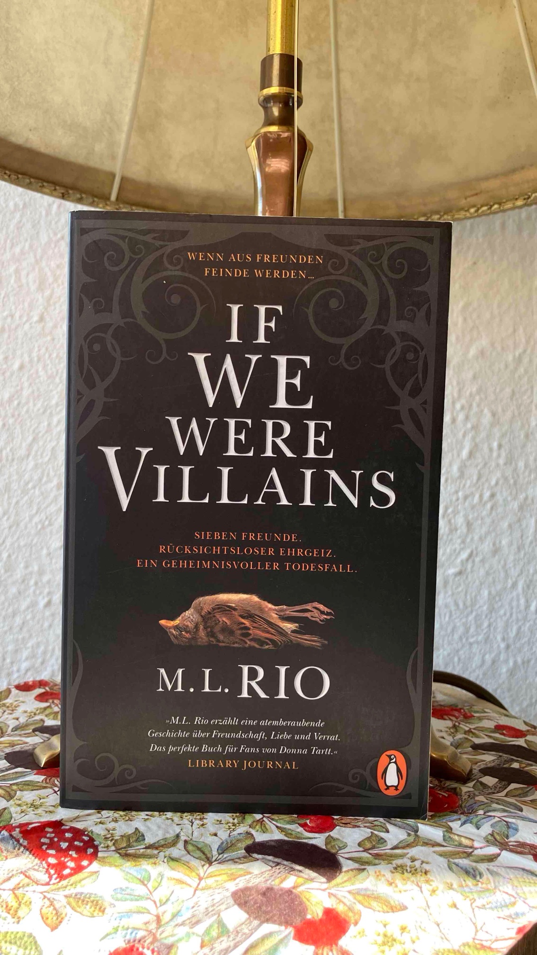 M.L. Rios If We Were Villains ist ein fesselnder Dark-Academia-Roman, der die Grenzen zwischen Kunst und Realität verschwimmen lässt. Die Geschichte folgt einer Gruppe von Shakespeare-Studenten am Dellecher Institute, deren intensive Freundschaften, Rivalitäten und Obsessionen schließlich in einer Tragödie enden. Erzählt wird das Ganze aus der Perspektive von Oliver Marks, der nach zehn Jahren Haft endlich die Wahrheit über die damaligen Ereignisse offenbart.
