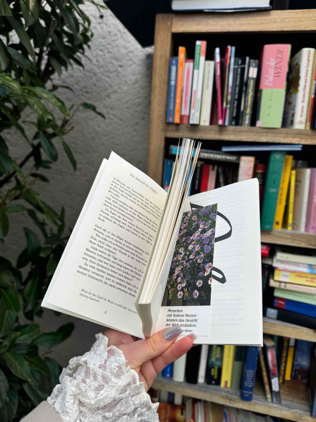Das Buch ist für jeden was, egal ob man eine Religion hat oder zu welcher Religion man gehört. Das Buch erzählt über das Leben. Über die Liebe, die Freundschaft und einem Selbst. 