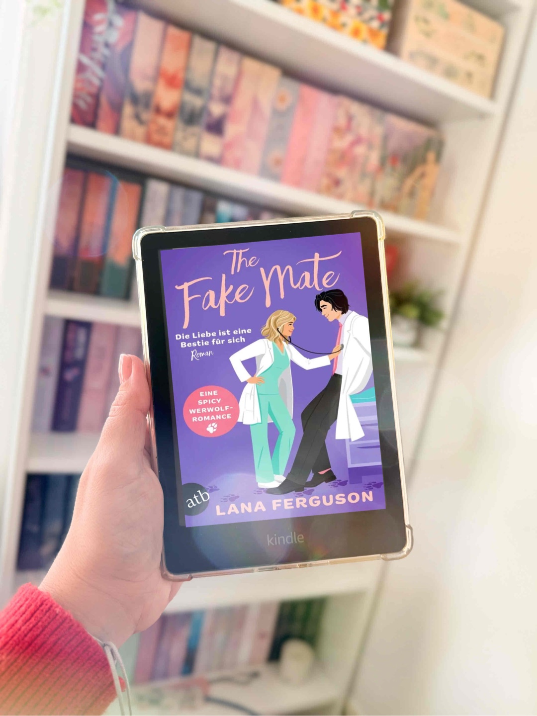 „The Fake Mate“ von Lana Ferguson
Werwölfe in einem Krankenhaus? Hatte ich so noch nie gelesen! Die Geschichte von Mackenzie und Noah ist frech, der Humor ist on point und es wird richtig spicy.
Anfangs waren die Werwolf-Begriffe etwas ungewohnt, aber mit der Zeit fügt sich alles gut zusammen. Der lockere Schreibstil sorgt dafür, dass man schnell in die Geschichte eintaucht. Eine humorvolle und heiße Romance mit einer besonderen Idee, unterhaltsam und auf jeden Fall mal etwas anderes!