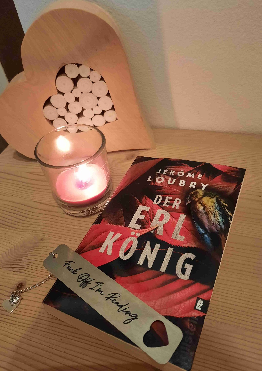 Buch Nr. 10/2025 hat es wahrlich in sich - mit schwer zu ertragenden Themen (Kindesentführung und Missbrauch!).😱
Es ist aber auch ein psychologisch ausgeklügelter Thriller, bei dem Fiktion und Wirklichkeit schwer zu unterscheiden sind. Undurchsichtige Handlungen und unerwartete Wendungen führen durch eine fesselnde Geschichte zu einem Ende, mit dem man keinesfalls gerechnet hat! 🫣
Einzig die oftmals doch recht 'blumig' ausgedrückte Übersetzung vom Französischen ins Deutsche hat mir nicht gefallen .... das geht mir aber bei französischen Büchern in der Übersetzung oft so. 😅