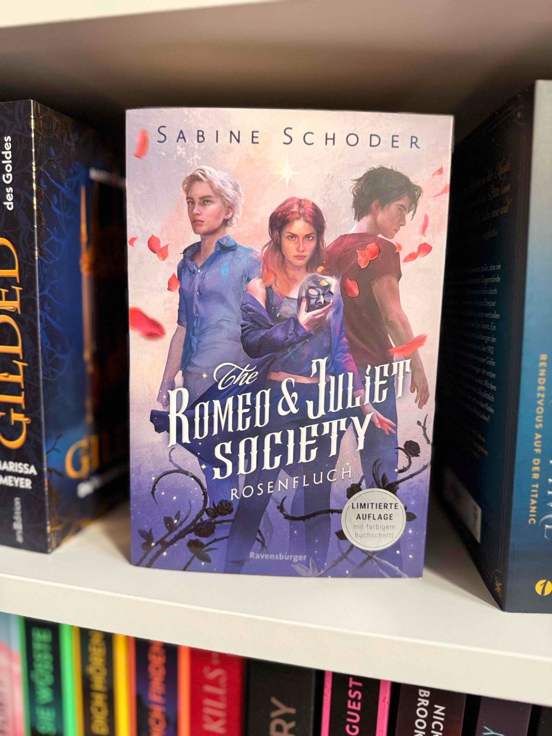 „The Romeo & Juliet Society - Rosenfluch“ war mein erstes Buch von Sabine Schoder und es hat mich positiv überrascht. Anfangs hatte ich mit den vielen Namen etwas zu kämpfen, aber sobald ich in die Geschichte eingetaucht war, konnte ich nicht mehr aufhören zu lesen. Die Mischung aus Fantasy, Romantik und Abenteuer fand ich besonders gelungen. Joy ist eine faszinierende Protagonistin. Sie sieht sich selbst nicht als Heldin, doch gerade ihre menschliche Art macht sie so besonders. Der Auftakt hat mich neugierig gemacht, und ich freue mich auf die Fortsetzung!