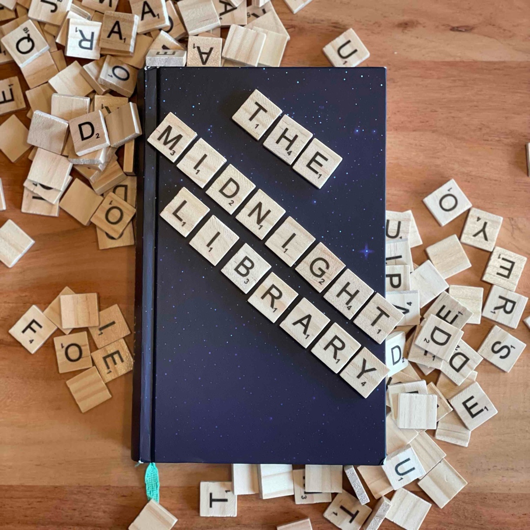»›Zwischen Leben und Tod liegt eine Bibliothek‹, sagte sie. ›Jedes Buch bietet dir die Chance, ein anderes Leben auszuprobieren, das dir offengestanden hätte. Jedes Buch bietet dir die Chance, zu sehen, wie alles gekommen wäre, wenn du andere Entscheidungen getroffen hättest … Hättest du irgendetwas anders gemacht, wenn sich ungeschehen machen ließe, was du heute bereust?‹«