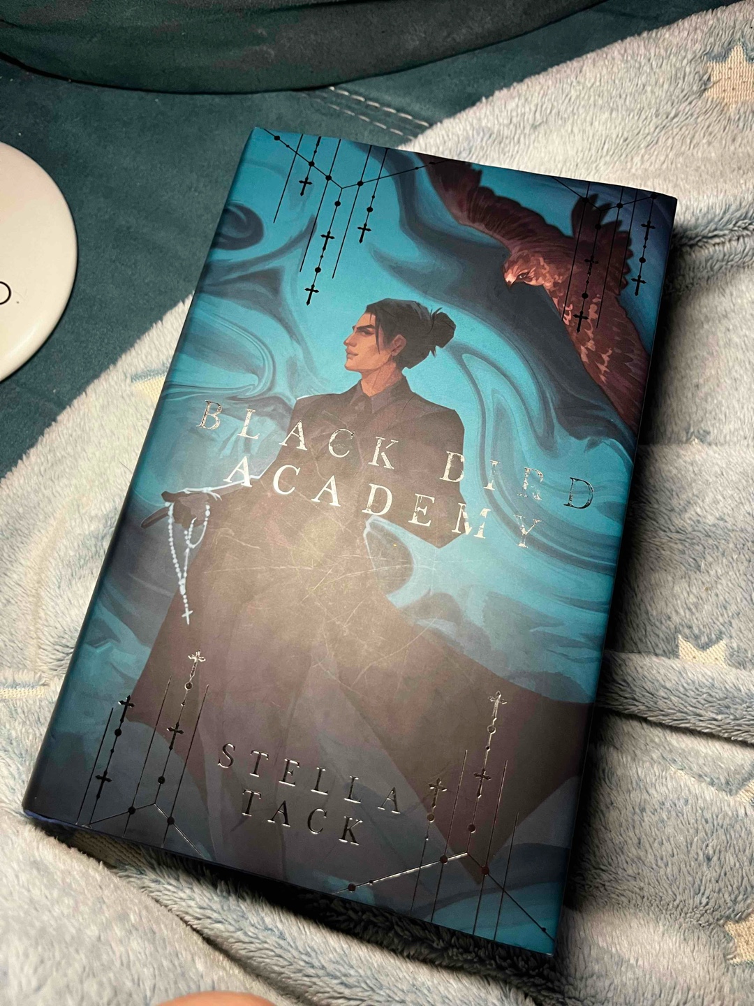 Der zweite Teil von der Black Bird Academy ist sehr fesselnd und ein auf und ab der Gefühle . Und dieses offene Ende ist echt heftig. Jetzt muss ich wieder warten bis der dritte Teil raus kommt. Es ist wieder sehr umfangreich mit den Erklärung der Wesen und macht es einem leichter diese Wesen vorzustellen. Die Spannung Richtung Ende ist sehr hoch. Ich kann diese Buchreihe empfehlen. Ich freue mich wie es weiter geht. 