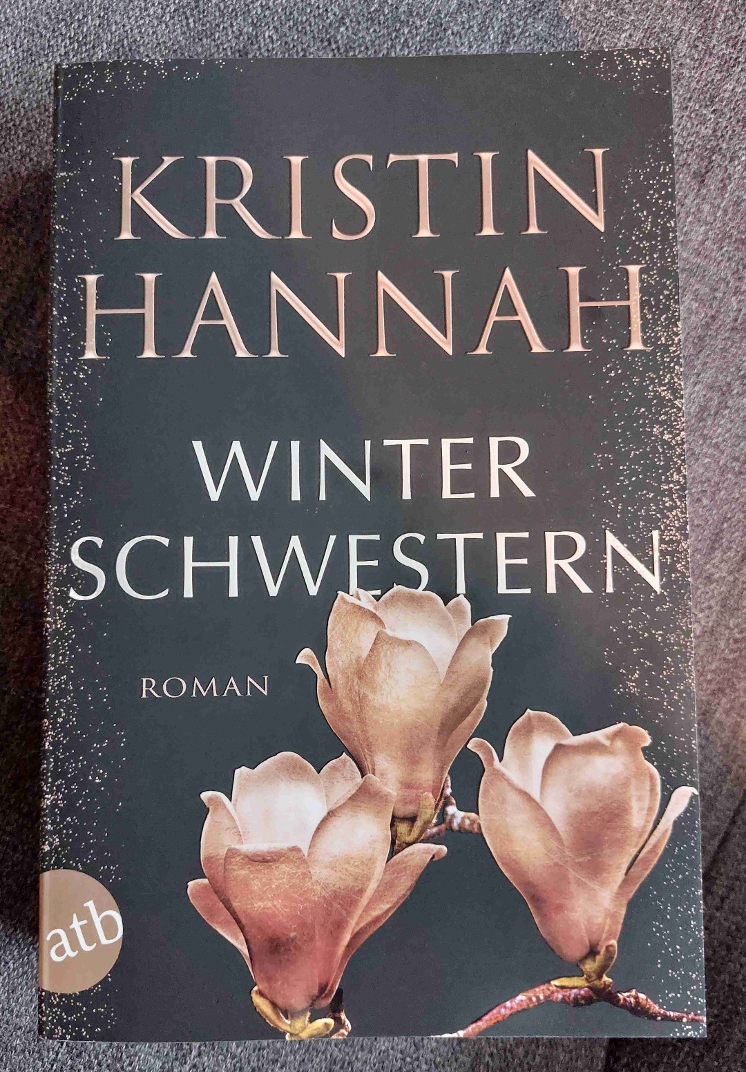 Sehr emotionaler Roman über die Stärke der Frauen. Es geht um unermessliches Leid einer Familie im zweiten Weltkrieg und von seinen Nachwirkungen über Generationen hinweg. Grandios geschrieben und kommt fast an "Die Nachtigall" heran.....