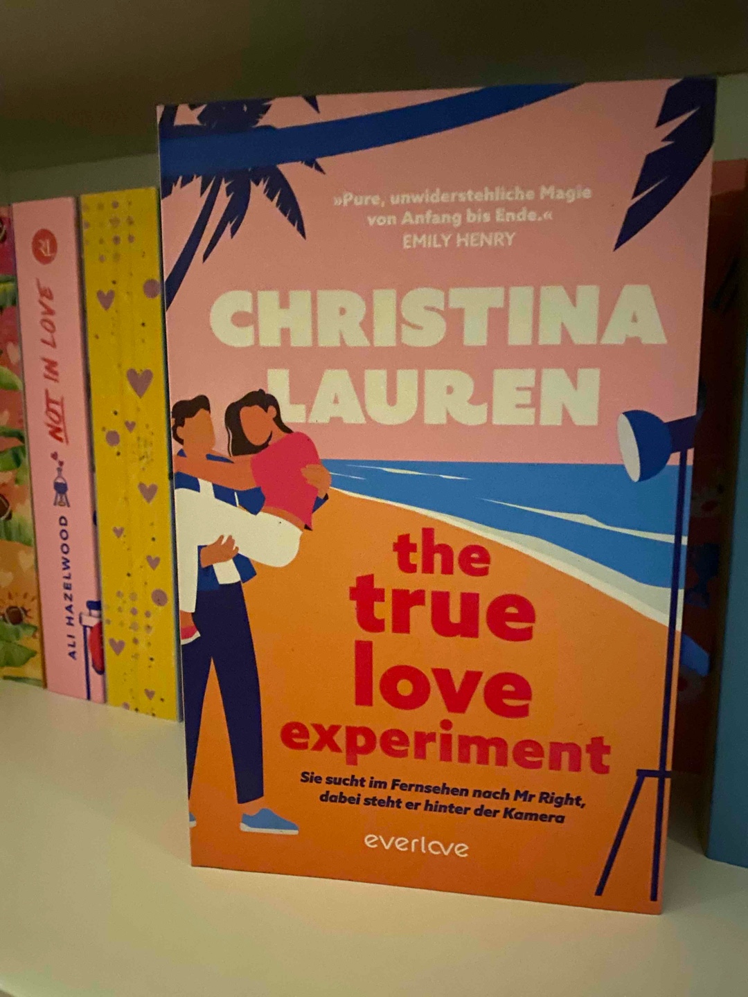 Und wieder ein tolles Buch von Christina und Lauren. Fizzy muss man einfach gern haben, nicht auf den Mund gefallen, lustig und um keinen Spruch verlegen 😆
Auch Connor fand ich smart und sehr sympathisch. Tolle Geschichte, lesenswert, sehr schöne RomCom.