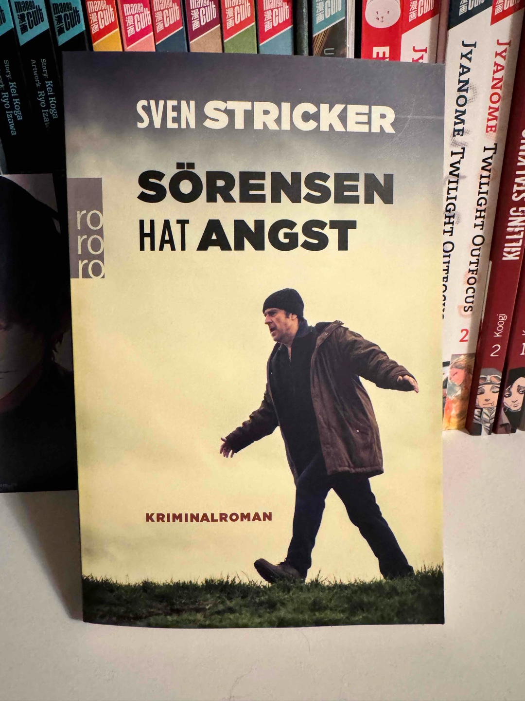 ◦ Sörensen hat angst ◦
Gelesen habe ich den Roman über skoobe, heute aber direkt gekauft und den zweiten Band auch.
Ich habe lange kein Buch mehr gelesen, was mich so gefesselt hat. Sörensen ist ein sympathischer Charakter, bisschen bollerig, aber ich mag ihn sehr.
Alles an dem Buch ist einfach authentisch. Ein "das passiert so". Leider, leider, passiert es auch wirklich so. Trotz des schweren Themas sind die Dialoge amüsant, Sörensens Art nachvollziehbar, wenn man selbst psychisch belastet ist.
Eine absolute Empfehlung und definitiv mein Highlight für den Februar.