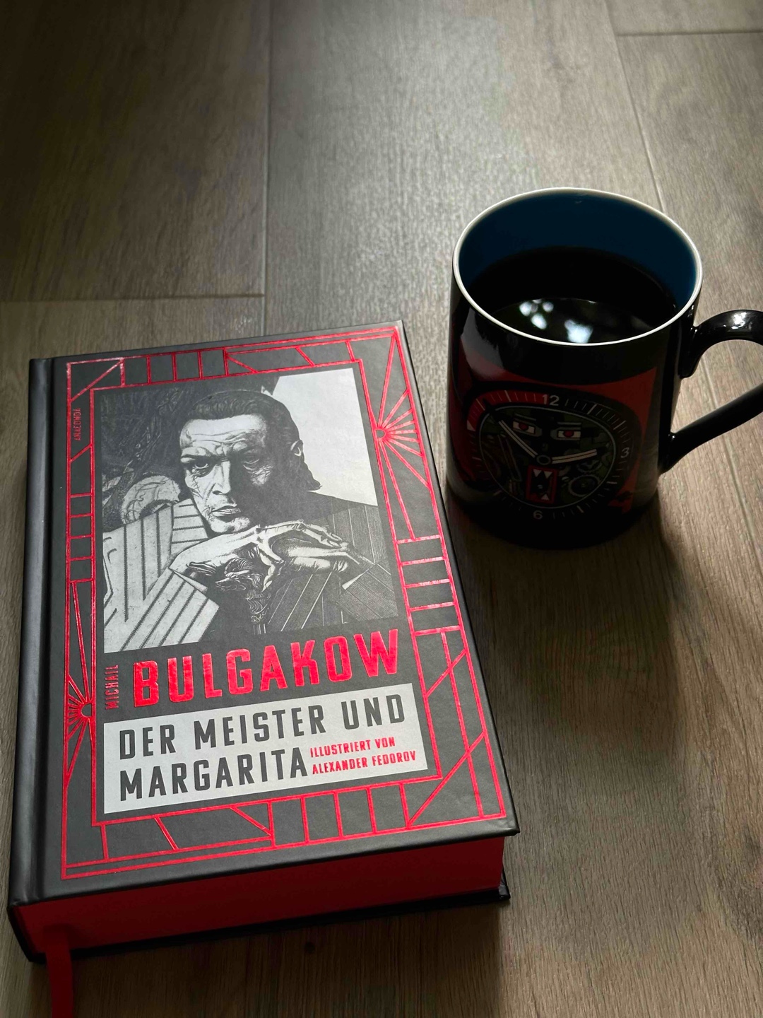 Herrlich absurd, komisch und abgedreht, düster, philosophisch und sprachlich wunderbar,